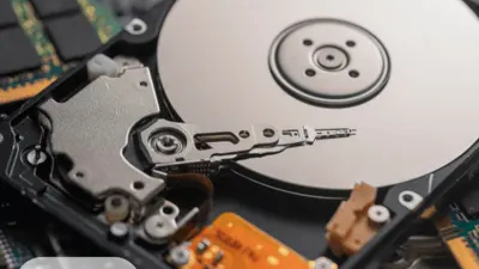 Imagem de um disco rígido de computador, destacando o mecanismo interno e a superfície do disco. Ideal para serviços de recuperação de dados. Norte Recover recuperação de dados em Belém