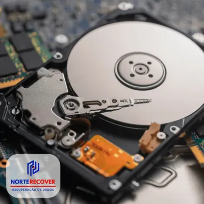Imagem de um disco rígido de computador, destacando o mecanismo interno e a superfície do disco. Ideal para serviços de recuperação de dados. Norte Recover recuperação de dados em Belém